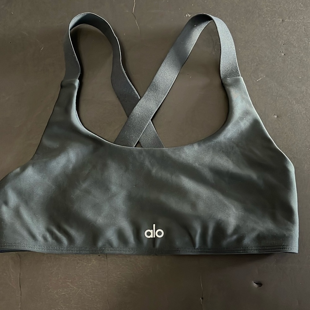 alo yoga top. Size “M” stretch fabric. Solid black. Wonderful condition